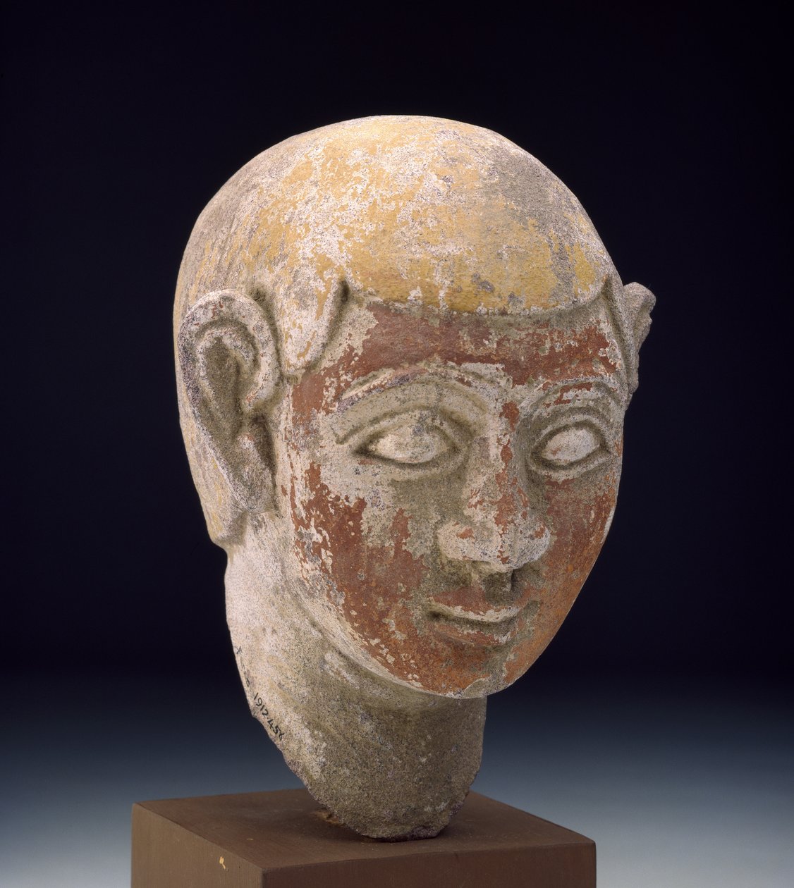 बा-स्टैच्यू का चित्रित बलुआ पत्थर का सिर, c.1-300 (नक्काशीदार ग्रे स्टैंडस्टोन जिसे लाल und पीले रंग में चित्रित किया गया है) द्वारा मिस्र