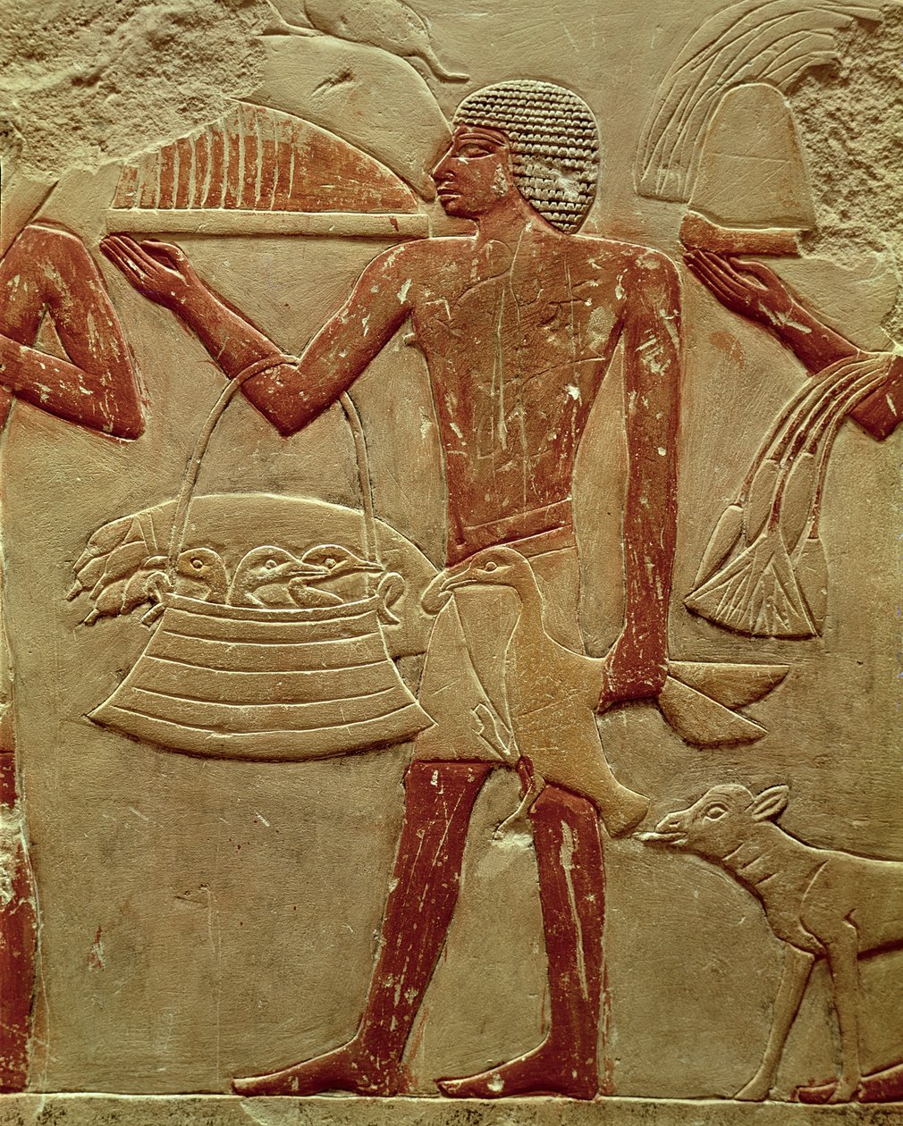 राजकुमारी Idut, Old Kingdom, c.2330 BC (चित्रित चूना पत्थर) से मकबरे की टोकरी के साथ एक कुली का चित्रण करते हुए द्वारा मिस्र का 6 वाँ राजवंश