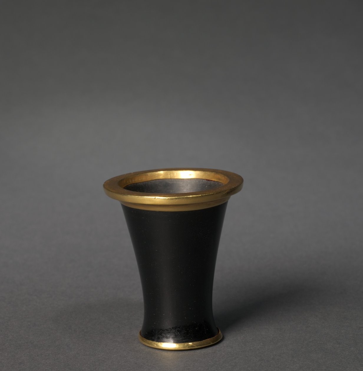 कॉस्मेटिक वेसल (बीकर), c.1859-1814 ईसा पूर्व (ओब्सीडियन और सोना) द्वारा मिस्र का 12 वां राजवंश