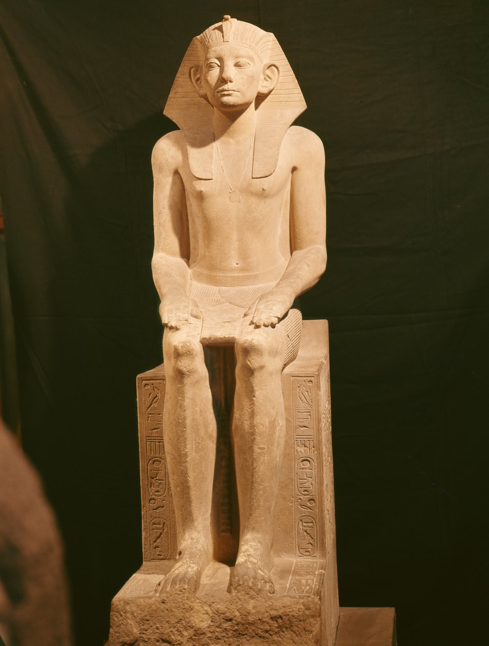 अमेनेमहाट III (1843-1798 ईसा पूर्व) की बैठा हुआ प्रतिमा (चूना पत्थर) द्वारा मिस्र का 12 वां राजवंश