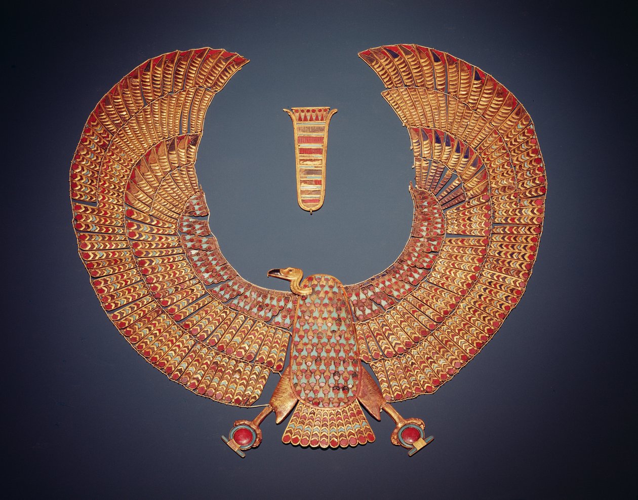 तूतनखामुन की कब्र से गिद्ध देवी नेखबेट के रूप में कॉलर (c.1370-1352 ईसा पूर्व) न्यू किंगडम (अर्द्ध कीमती पत्थरों के साथ सोना जड़ा हुआ) (देखें 153789) द्वारा मिस्र का 18वां राजवंश Dy