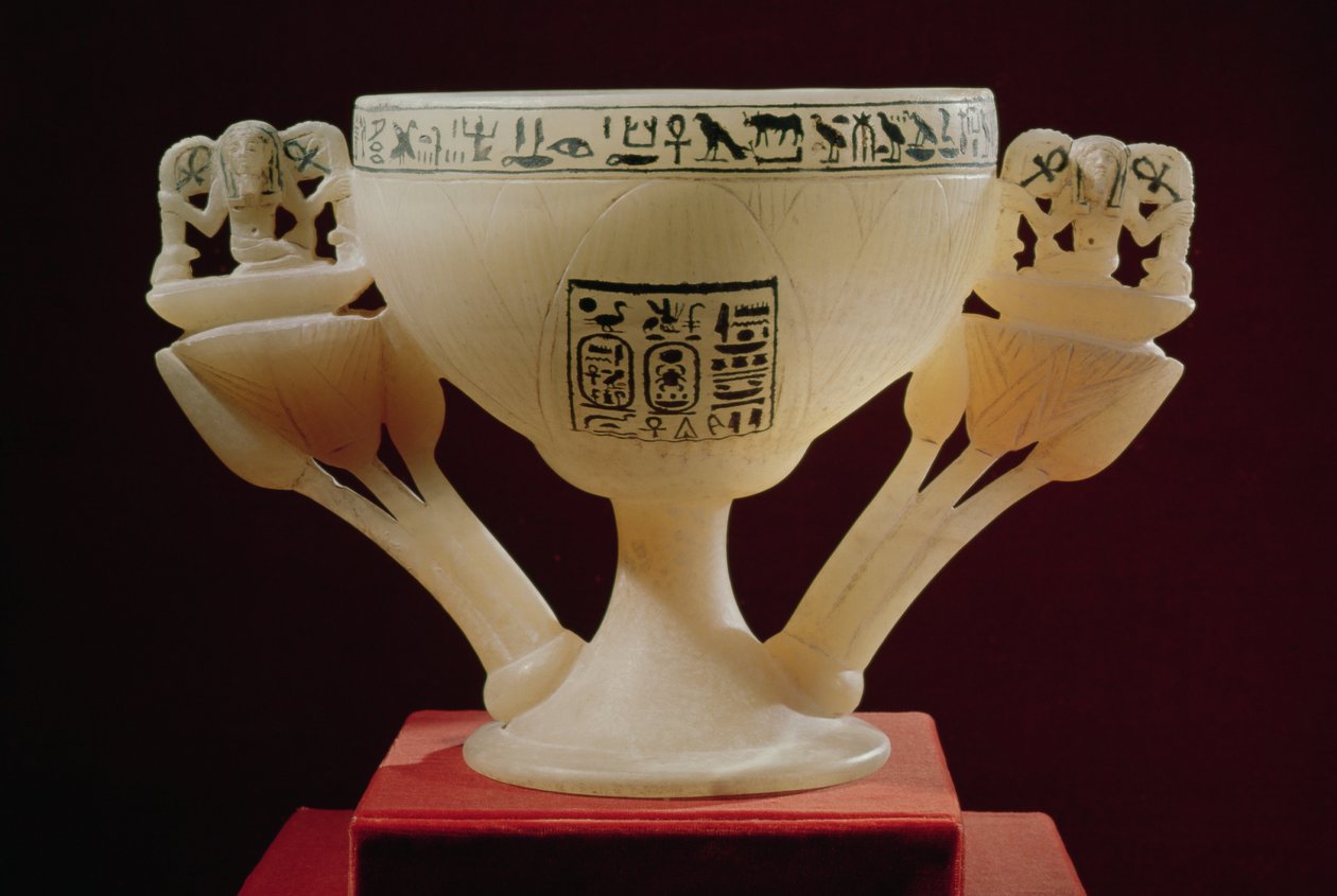 टुटनखामुन (c.1370-52 ईसा पूर्व) न्यू किंगडम (एलाबस्टर) के प्रवेश द्वार पर पाए जाने वाले एक आधे खुले कमल के फूल के रूप में कप पीना द्वारा मिस्र का 18वां राजवंश Dy