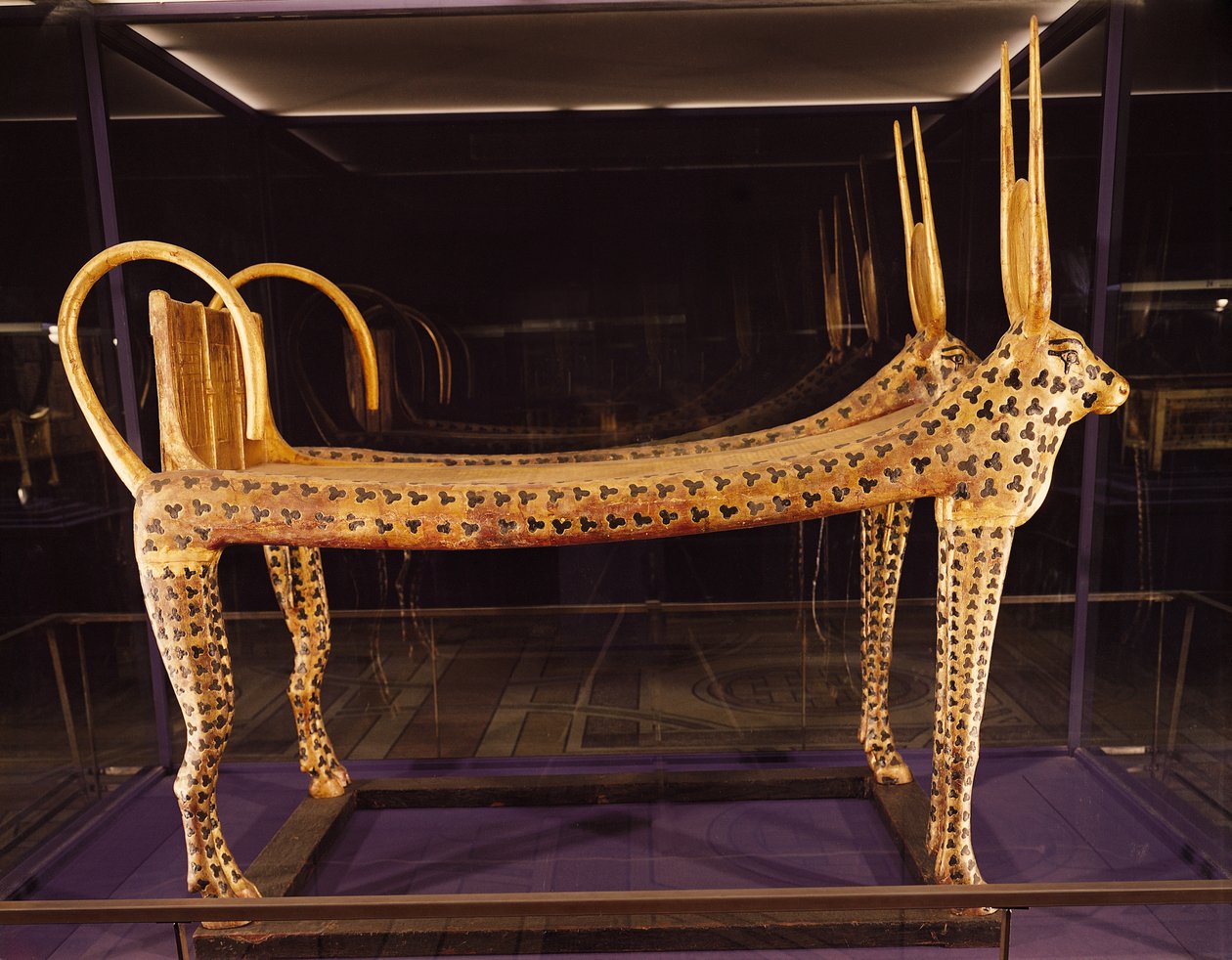 तूतनखामुन के मकबरे से पवित्र गाय के रूप में शय्या बिस्तर (c.1370-52 ईसा पूर्व) न्यू किंगडम, c.1336-1327 ई.पू. द्वारा मिस्र का 18वां राजवंश Dy