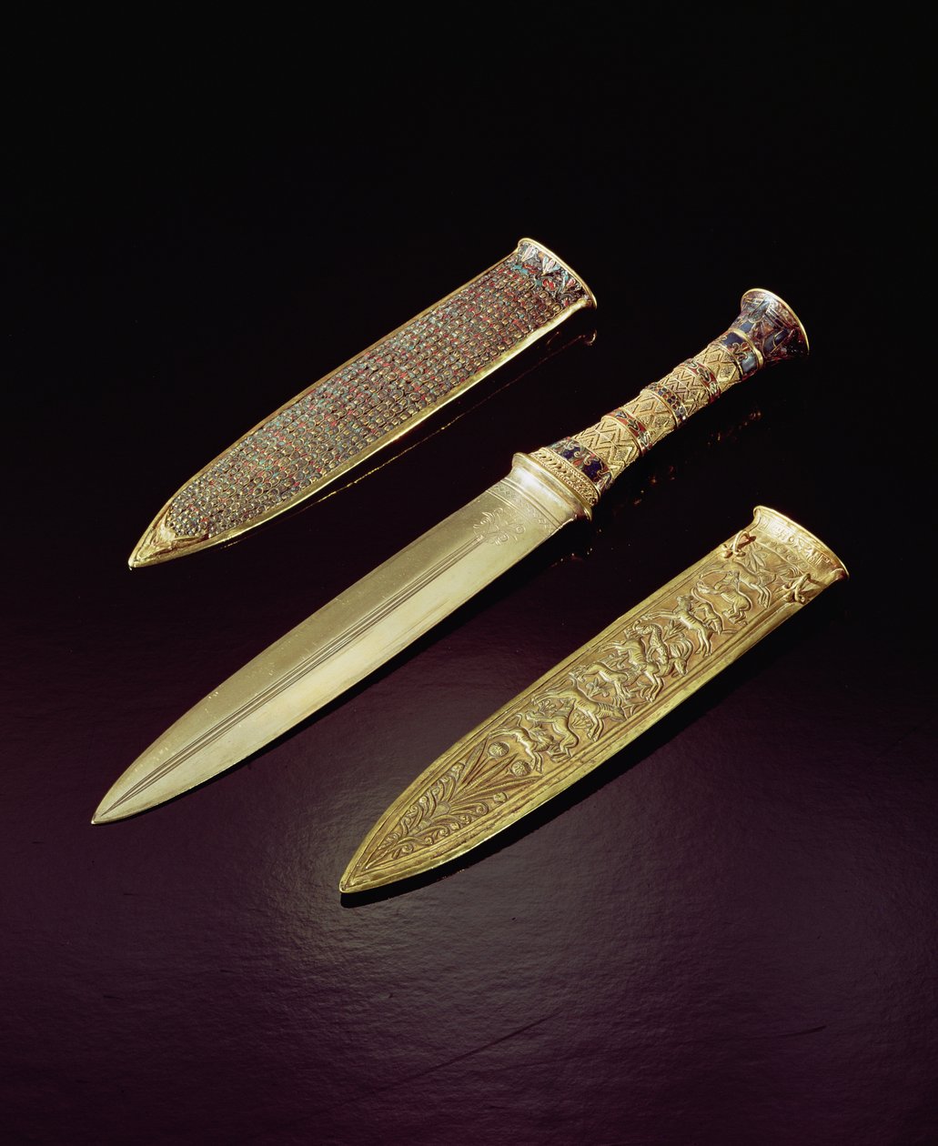 सोने का खंजर और म्यान, तूतनखामन के मकबरे से (c.1370-1352 ईसा पूर्व) न्यू किंगडम (अर्द्ध कीमती पत्थरों के साथ सोना जड़ा) द्वारा मिस्र का 18वां राजवंश Dy