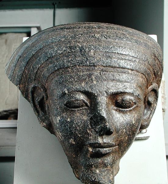 एक पादरी का सिर, सरकोफैगस, न्यू किंगडम से, c.1350 ईसा पूर्व (ग्रेनाइट) द्वारा मिस्र का 18वां राजवंश Dy