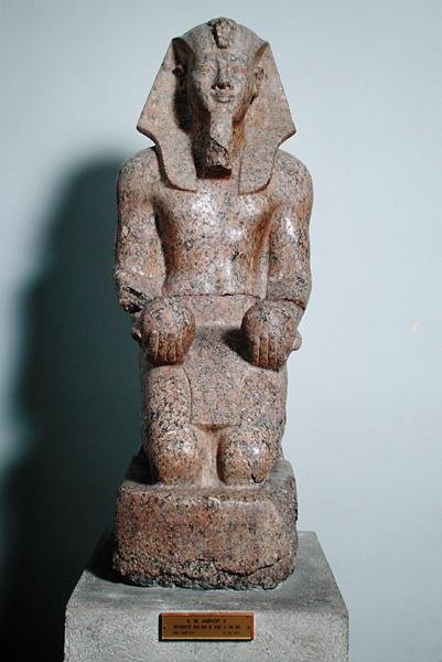 थेनब्स, न्यू किंगडम, c.1450-1425 ईसा पूर्व (ग्रेनाइट) से शराब की पेशकश करते हुए, अमेनहोटेप II (1427-1392 ईसा पूर्व) की घुटने की प्रतिमा। द्वारा मिस्र का 18वां राजवंश Dy