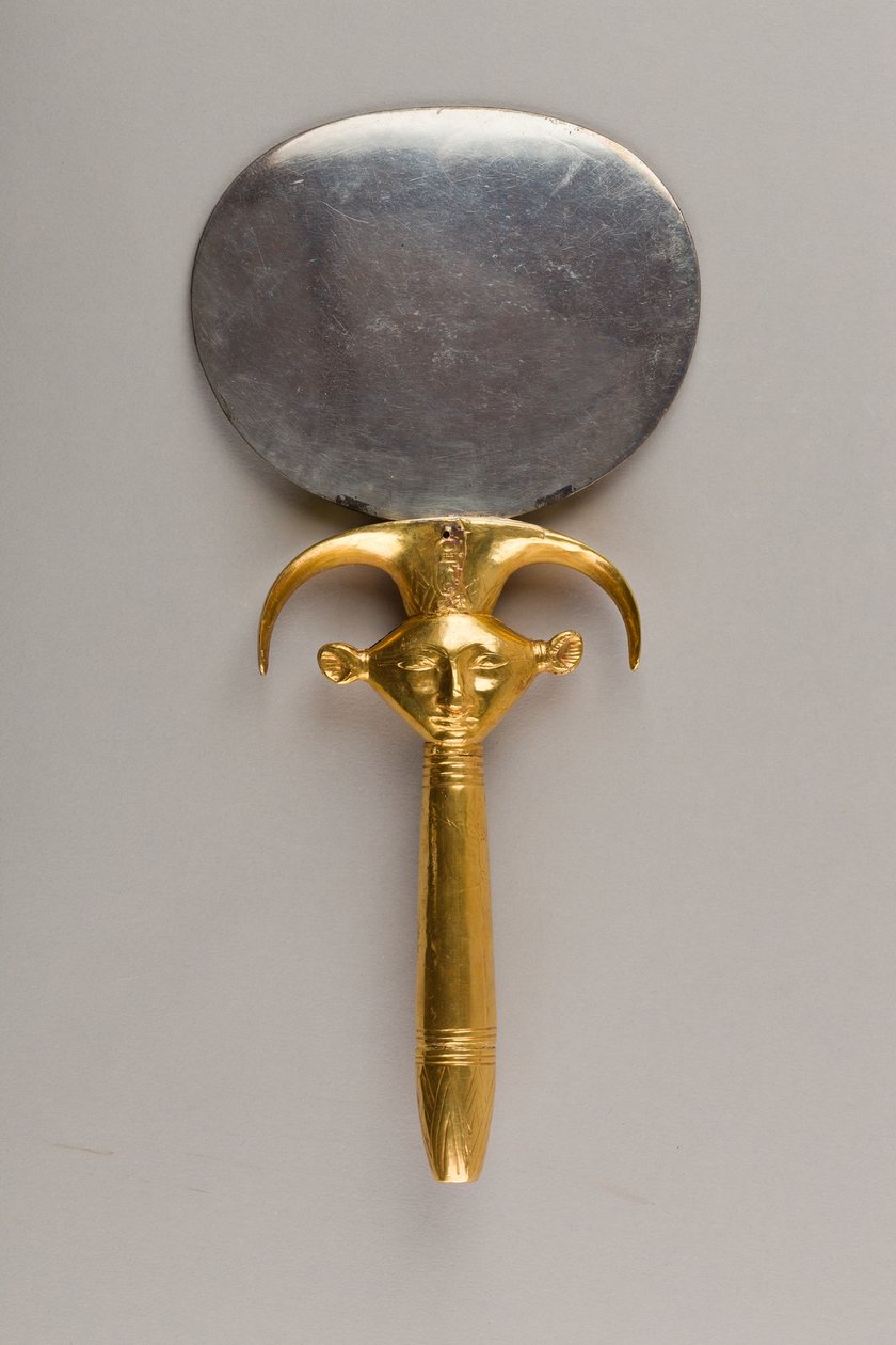 हथोर प्रतीक के रूप में हैंडल के साथ दर्पण, c. 1479-1425 ईसा पूर्व (चांदी, लकड़ी और सोना) द्वारा मिस्र का 18वां राजवंश Dy