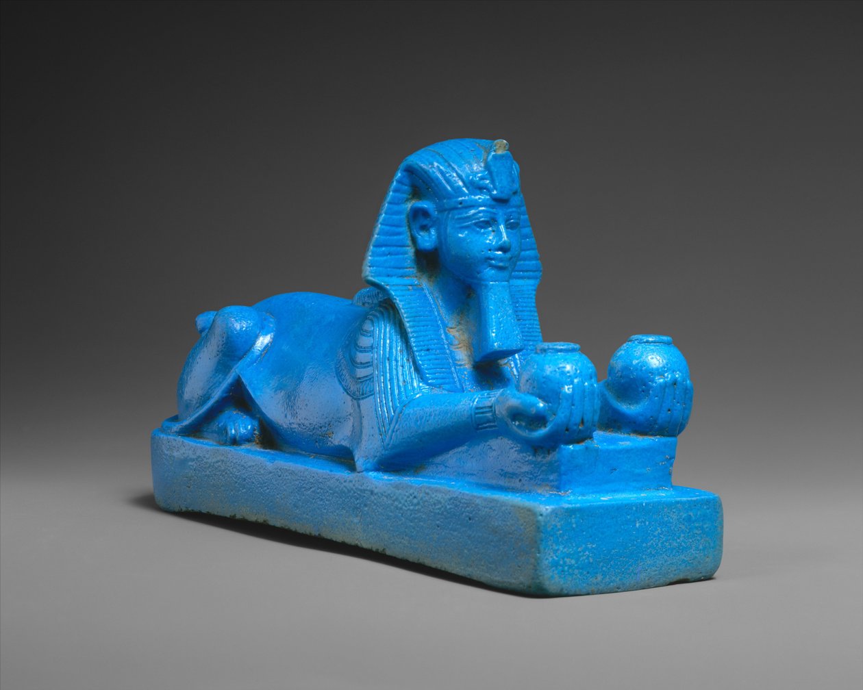 अमेनहोटेप III के स्फिंक्स, संभवतः एक मॉडल के मंदिर से, c.1390-1352 ईसा पूर्व (ट्रेवर्न अवशेष के साथ फैयेंस) द्वारा मिस्र का 18वां राजवंश Dy