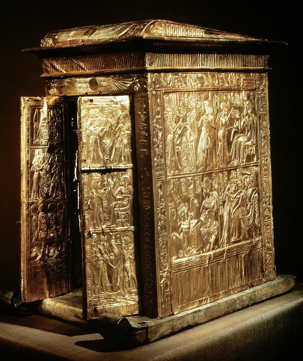 तूतनखामुन का स्वर्ण तीर्थ (c.1370-52 ई.पू.) न्यू किंगडम (चादर सोने से ढके हुए गेसू के साथ लकड़ी का आवरण) द्वारा मिस्र का 18वां राजवंश Dy