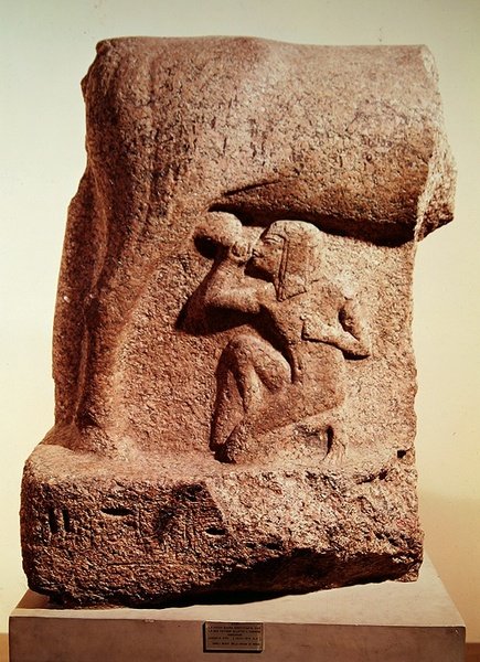 देवी होठोर ने फिरौन होरेमाहे, न्यू किंगडम, c.1344-1314 ईसा पूर्व (लाल ग्रेनाइट) को चूसा द्वारा मिस्र का 18वां राजवंश Dy