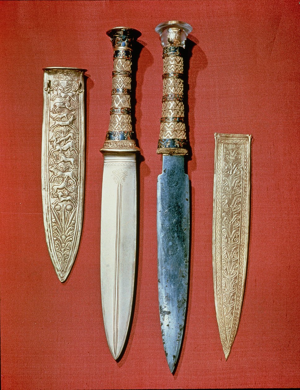 तूतनखामुन की कब्र से राजा दो खंजर (c.1370-52 ईसा पूर्व) न्यू किंगडम (गोल्ड एंड आयरन) द्वारा मिस्र का 18वां राजवंश Dy