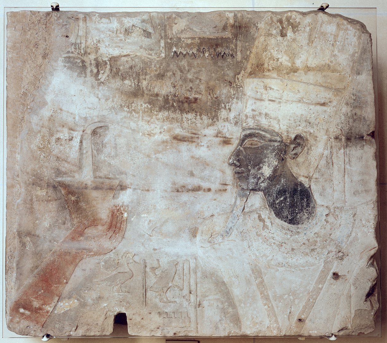 Tuthmosis III (c.1479-1425 ईसा पूर्व) हाथी, न्यू किंगडम (चित्रित बलुआ पत्थर) पर सैट के मंदिर से, भगवान अमून को धूप देने की पेशकश करता है द्वारा मिस्र का 18वां राजवंश Dy