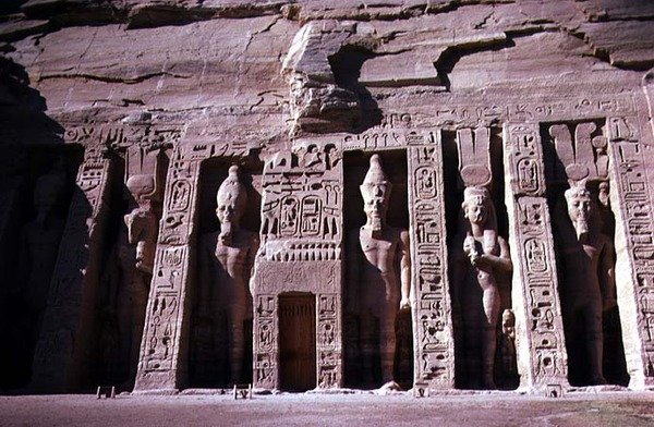 रानी नेफ़र्टारी के मंदिर का अग्रभाग, न्यू किंगडम, c.1250 ईसा पूर्व (फोटो) (विस्तार के लिए 118458 देखें) द्वारा मिस्र का 19 वां राजवंश