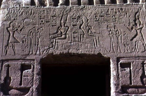 क्वीन नेफ़र्टारी, न्यू किंगडम के मंदिर के प्रवेश द्वार के ऊपर लिंटेल, c.11250 ईसा पूर्व (फोटो) द्वारा मिस्र का 19 वां राजवंश