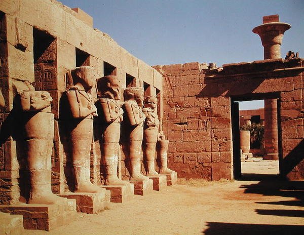रामसेस तृतीय के मंदिर में ओसिराइड के खंभे (c.1184-1153 ईसा पूर्व) नया साम्राज्य द्वारा मिस्र का 20 वां राजवंश