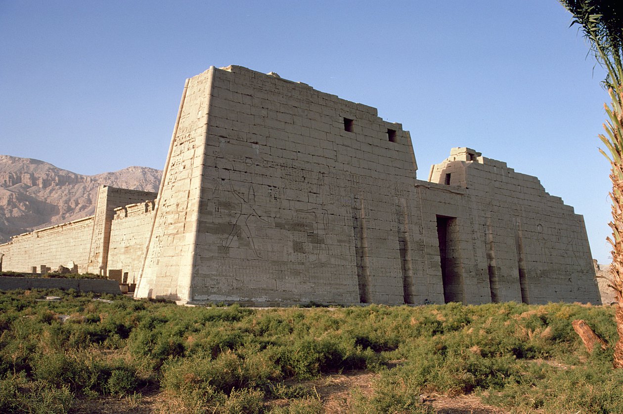 रामेसेस तृतीय के मुर्दाघर मंदिर का पहला तोरण देखें (c.1184-1153 ईसा पूर्व) नया साम्राज्य द्वारा मिस्र का 20 वां राजवंश