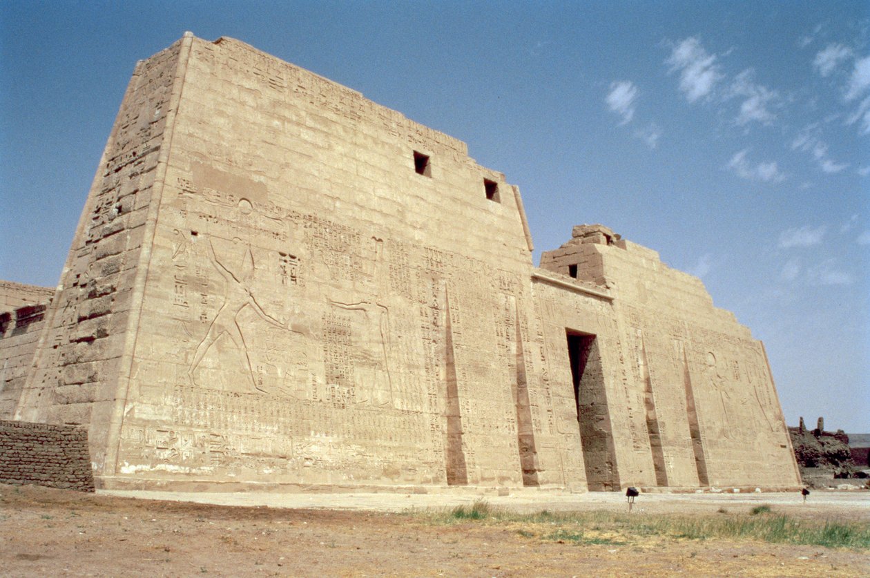 रामेसेस तृतीय के मुर्दाघर मंदिर का पहला तोरण देखें (c.1184-1153 ईसा पूर्व) नया साम्राज्य द्वारा मिस्र का 20 वां राजवंश