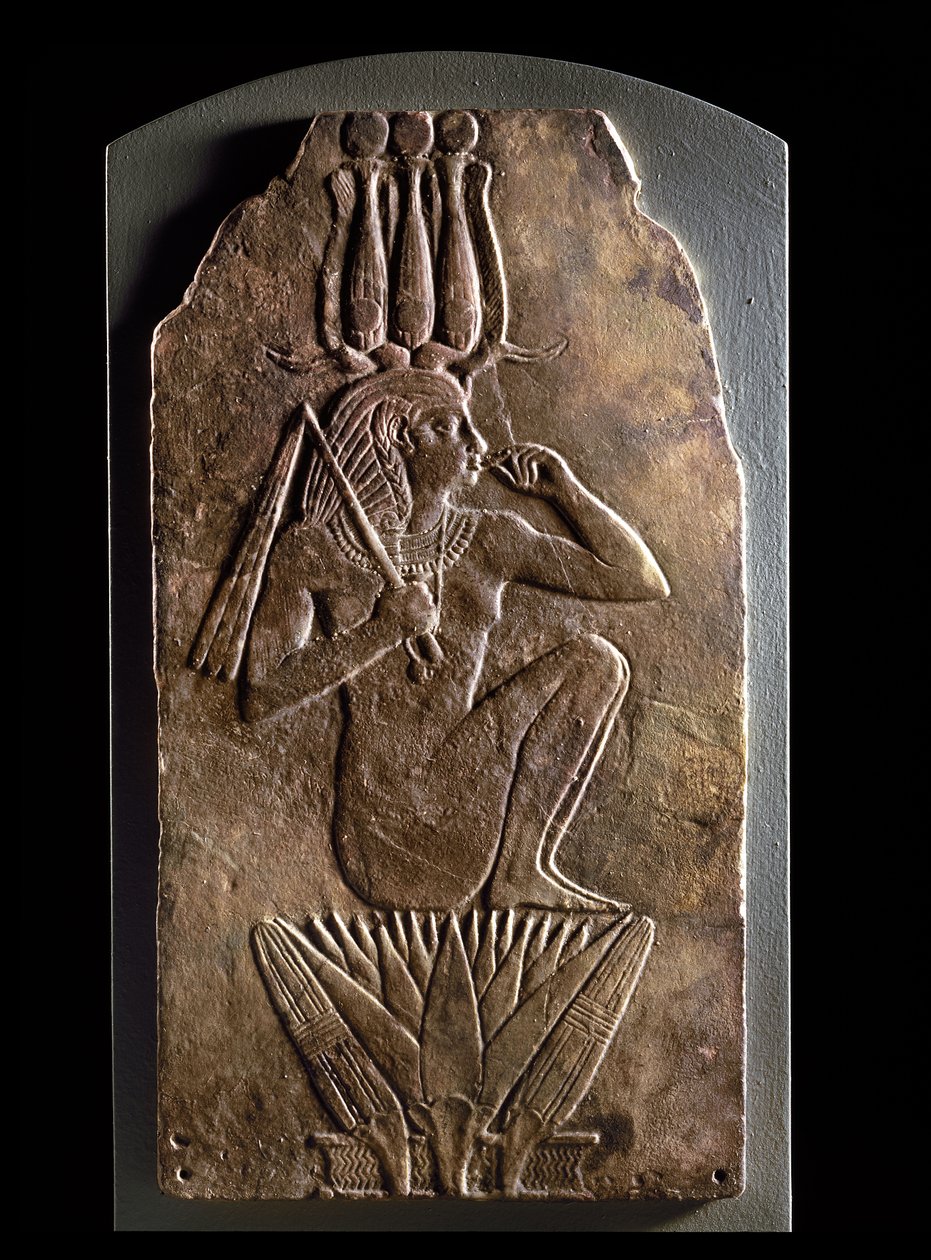 कमल के फूल से निकलने वाले बाल-देवता के रूप में Iuput II की पट्टिका (faience) द्वारा मिस्र का 23वां राजवंश
