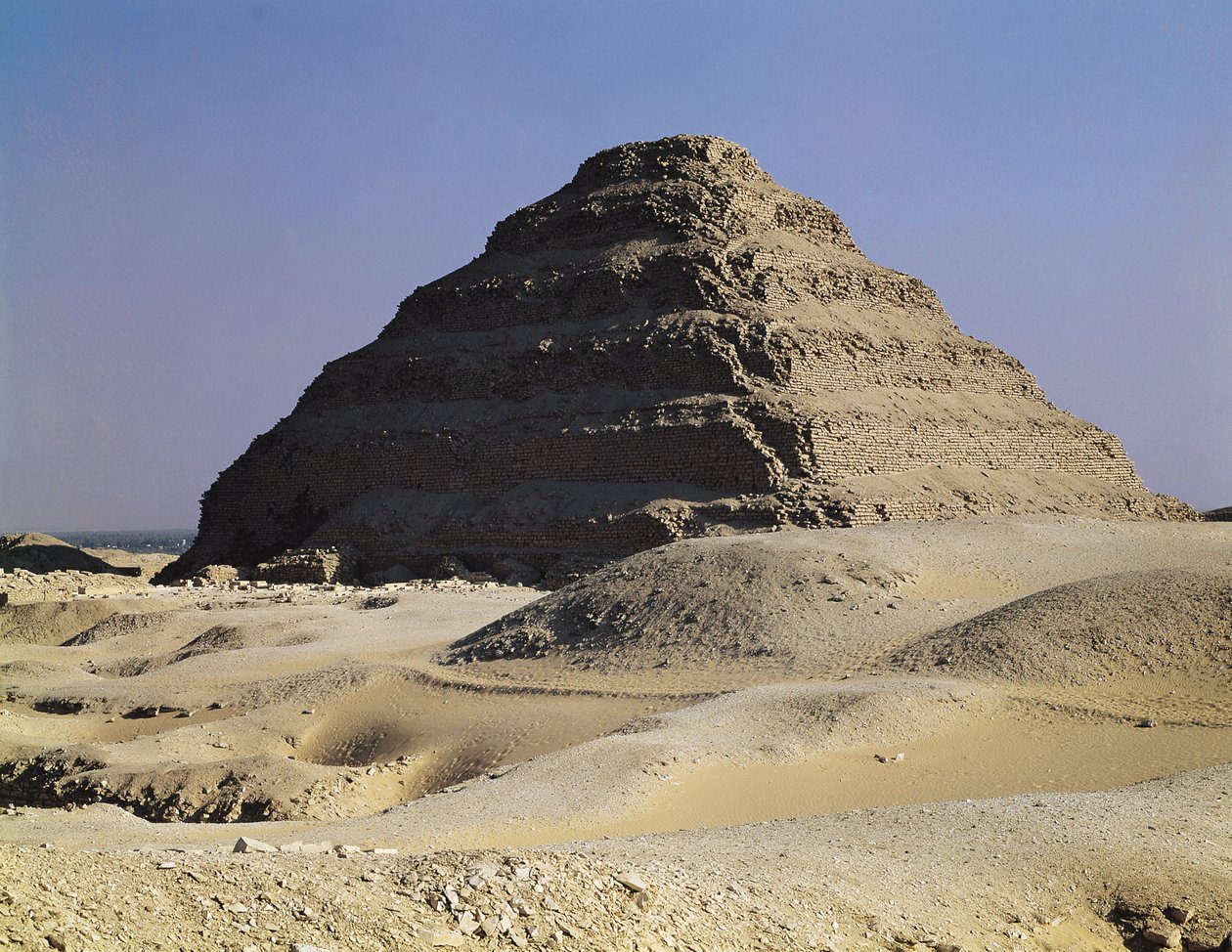 किंग जोसर का चरण पिरामिड (c.2667-2648 ईसा पूर्व) पुराना साम्राज्य द्वारा मिस्र का तीसरा राजवंश