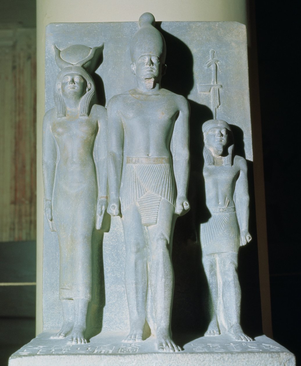 देवी Hathor और Nome देवताओं में से एक Menkaure (Mycerinus) की तिकड़ी, Giza, Men किंगडम के पिरामिड के वैली टेम्पल से ली गई, पुराना साम्राज्य, c.2529 ईसा पूर्व द्वारा मिस्र का 4 वां राजवंश