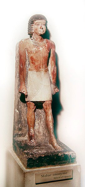 सफ़ेद शिंटी (चित्रित चूना पत्थर) के साथ एक खड़े आदमी की मूर्ति द्वारा मिस्र का 5 वां राजवंश