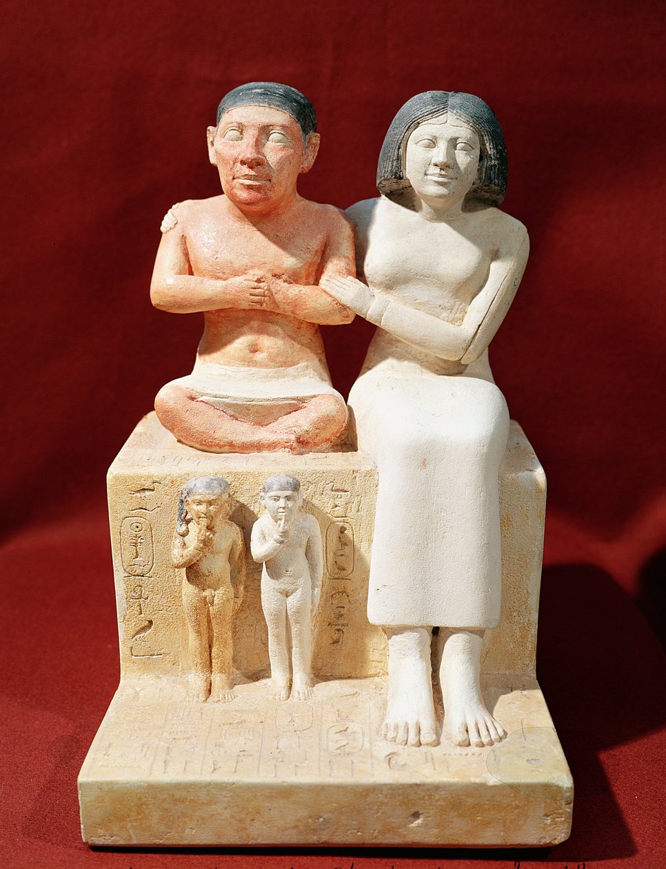 बौने सेनेब और उनके परिवार की प्रतिमा, c.2475 ई.पू. द्वारा मिस्र का 5 वां राजवंश