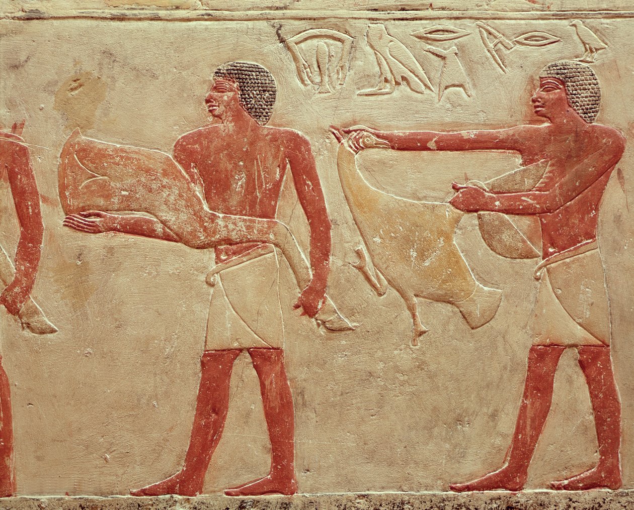 राजकुमारी की मूर्ति, पुराने साम्राज्य, C.2330 ईसा पूर्व (चित्रित चूना पत्थर) से गोमांस और बत्तख का मांस ले जाने वाले नौकरों का चित्रण द्वारा मिस्र का 6 वाँ राजवंश