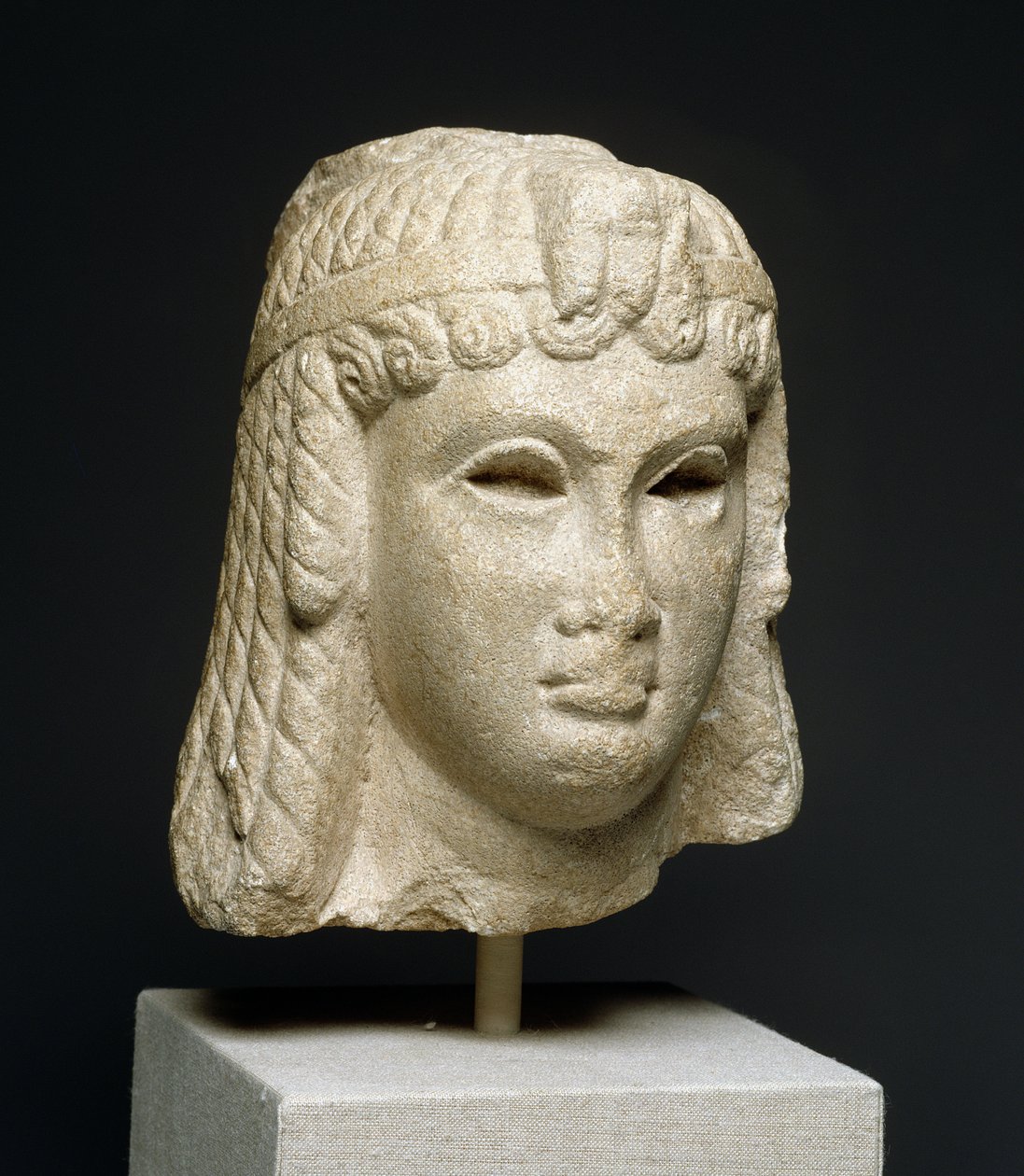 एक भारी विग पहने रानी के प्रमुख, संभवतः क्लियोपेट्रा VII (69-30BC) (संगमरमर) द्वारा मिस्र का टॉलेमिक काल
