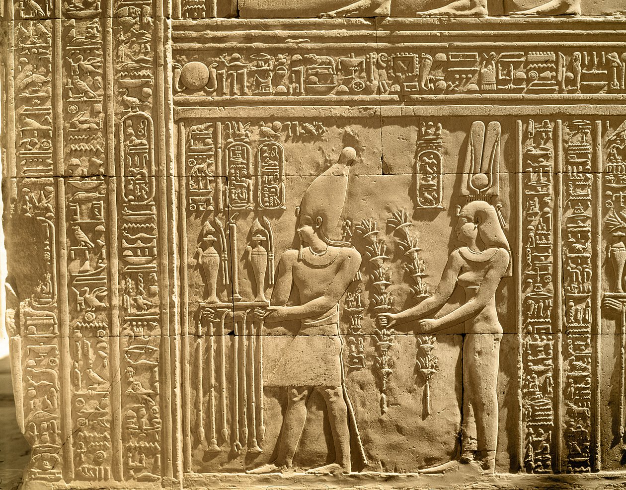 टॉलेमी VIII यूरोसेट II (फिजकॉन) और क्लियोपेट्रा III के चित्रण से देवताओं को प्रसाद मिलता है द्वारा मिस्र का टॉलेमिक काल