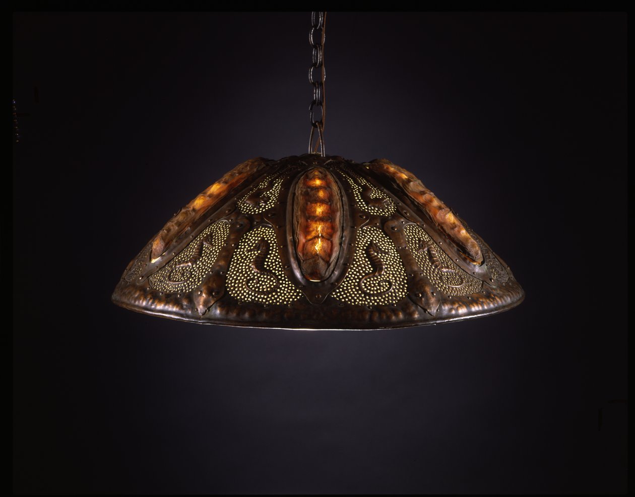 झूमर, c.1910 (तांबा और चिटोन खोल) द्वारा एलिजाबेथ ईटन बर्टन