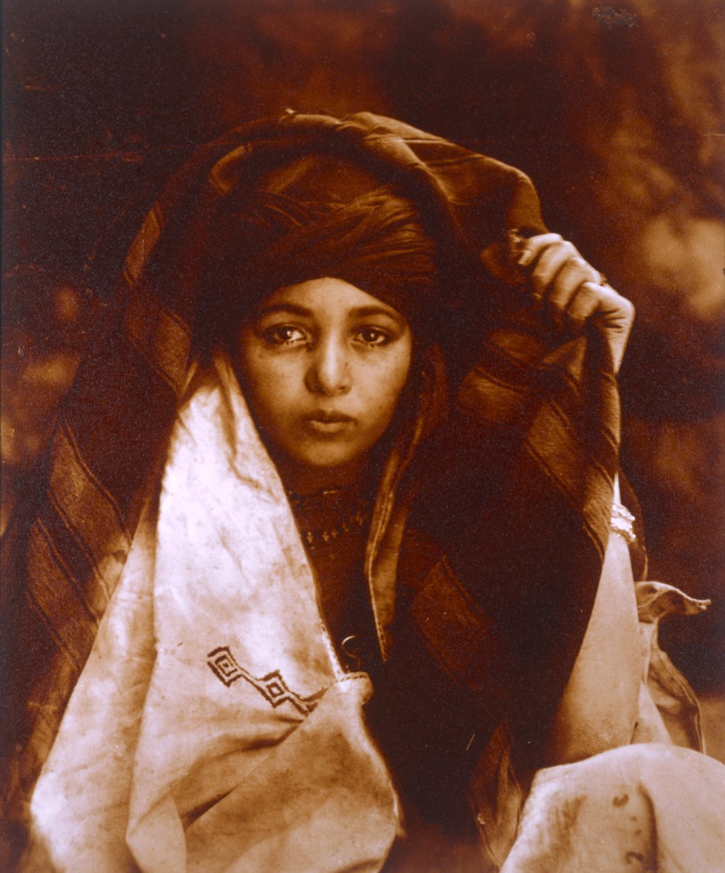 काबिली ट्राइब्सवुमन, c.1890 (एल्बम प्रिंट) द्वारा एमिल फ्रीचोन
