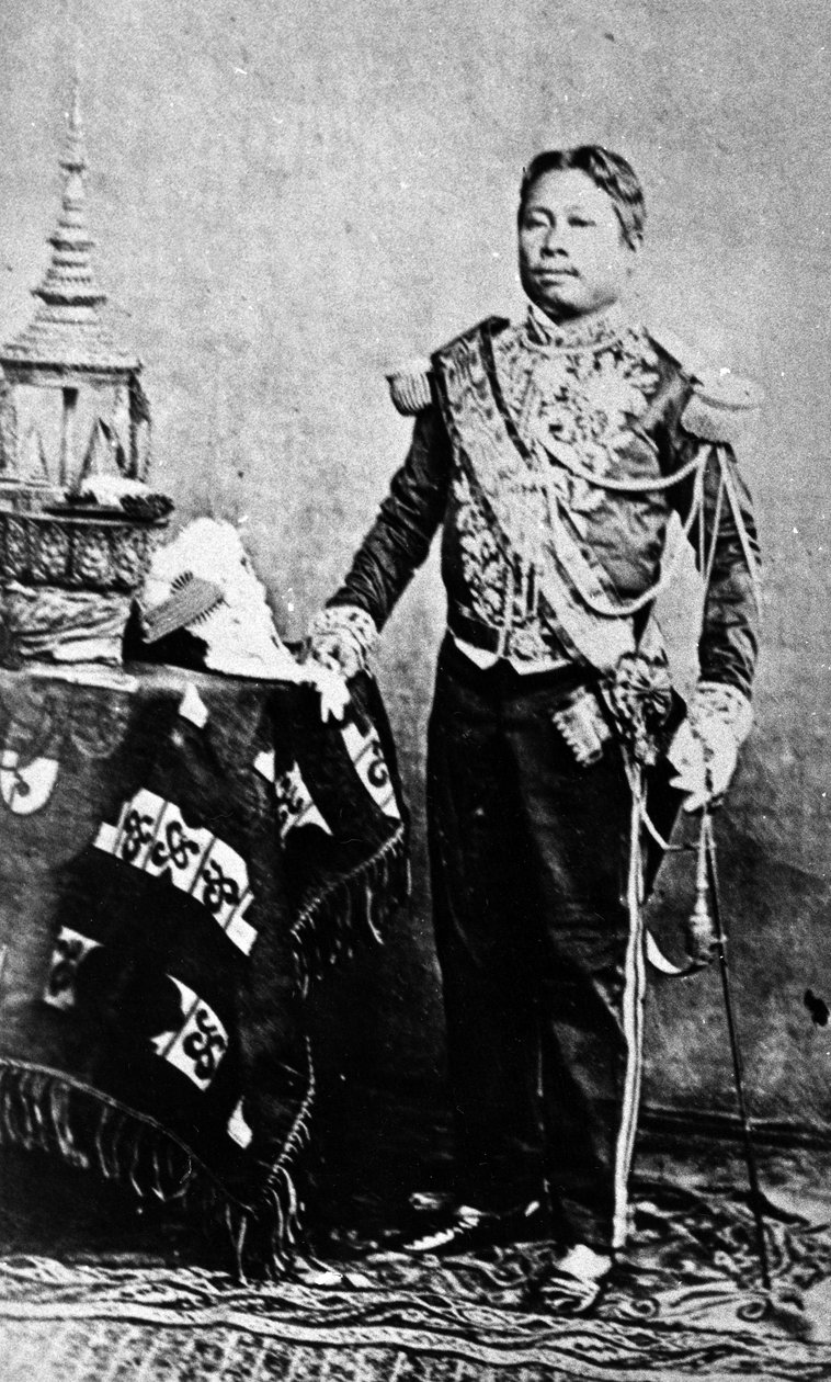 1861 में सियामी सैन्य वर्दी में कंबोडिया के राजा नोरोदोम द्वारा एमिल गसेल
