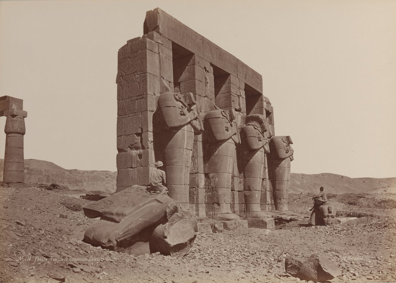 थीब्स, रामासेसम का मंदिर, बिखरी हुई कोलोसी, 1870। द्वारा एमिल बेचर्डो