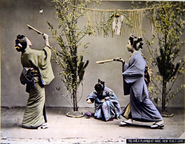 हनेत्सुकी खेलती युवा जापानी लड़कियां, c.1900 (रंगीन फोटो) द्वारा एम्मा रॉबर्ट्स