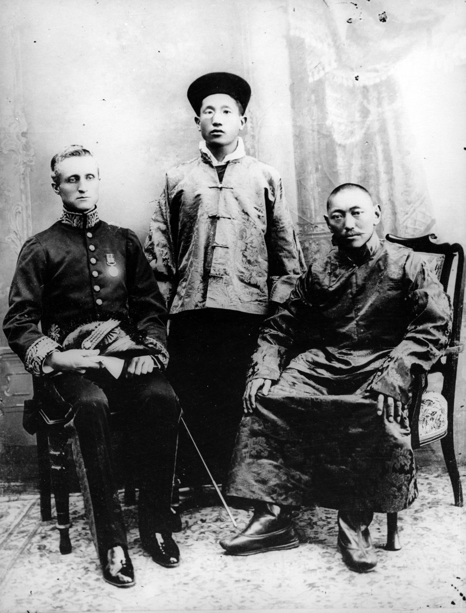 13 वें दलाई लामा, सर चार्ल्स बेल और महाराज कुमार सिदकॉन्ग ट्रुल-कू, 1910 द्वारा अंग्रेजी फोटोग्राफर