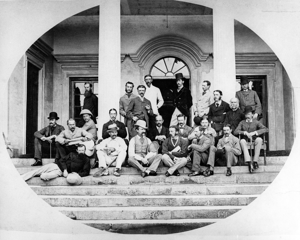 ब्रिटिश सेना के अधिकारियों का एक समूह, c.1870s द्वारा अंग्रेजी फोटोग्राफर