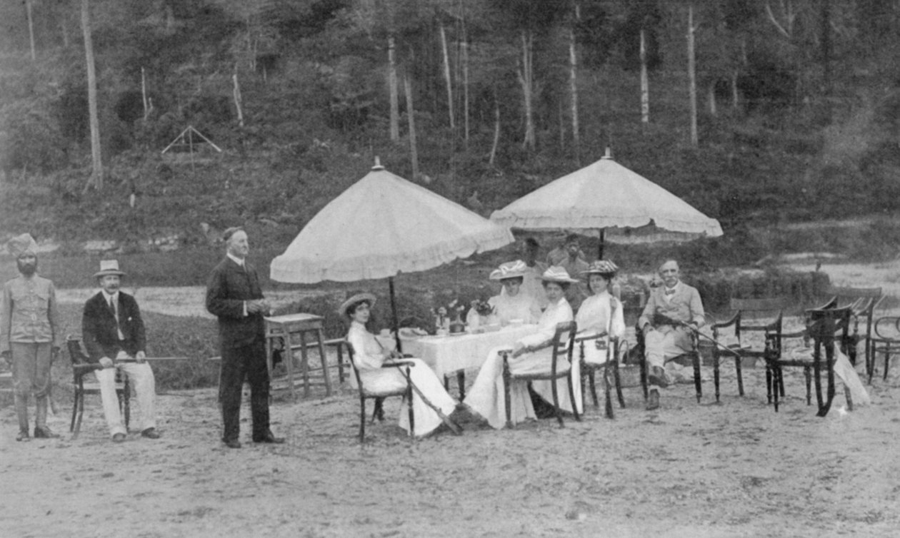 मैच के बाद: दोपहर के भोजन में राइफलवमेन, ग्राफिक अक्टूबर 27 वीं 1906 में प्रकाशित फार-अवे पेराक में इंग्लिश वीमेन नामक एक लेख से द्वारा अंग्रेजी फोटोग्राफर