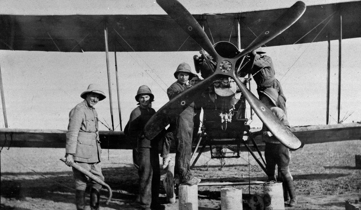 मरम्मत के दौर से गुजर रहा विमान, 1916 द्वारा अंग्रेजी फोटोग्राफर