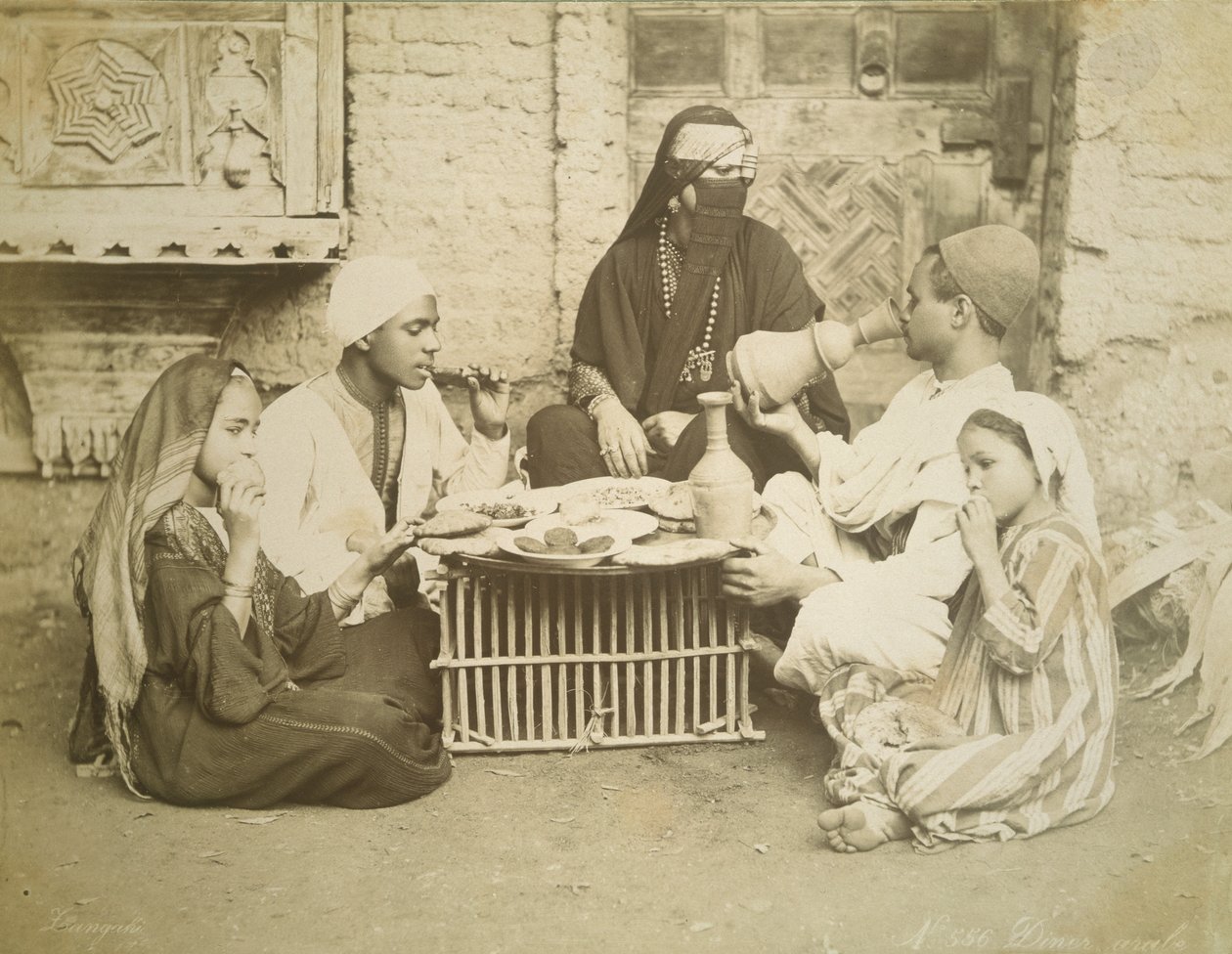एक मिस्र का परिवार, c.1878 द्वारा अंग्रेजी फोटोग्राफर