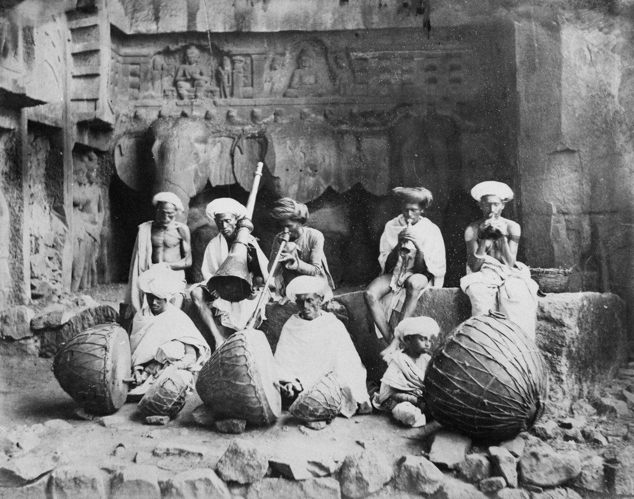कार्ला गुफाओं में संगीतकारों का बैंड, c.1860s-90s द्वारा अंग्रेजी फोटोग्राफर