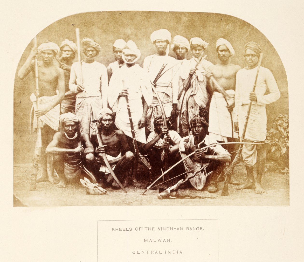 जे। फोर्ब्स वॉटसन द्वारा विन्ध्य रेंज, मालवा, मध्य भारत के भेल, भारत के लोग, 1868 में प्रकाशित (एल्बम प्रिंट) द्वारा अंग्रेजी फोटोग्राफर