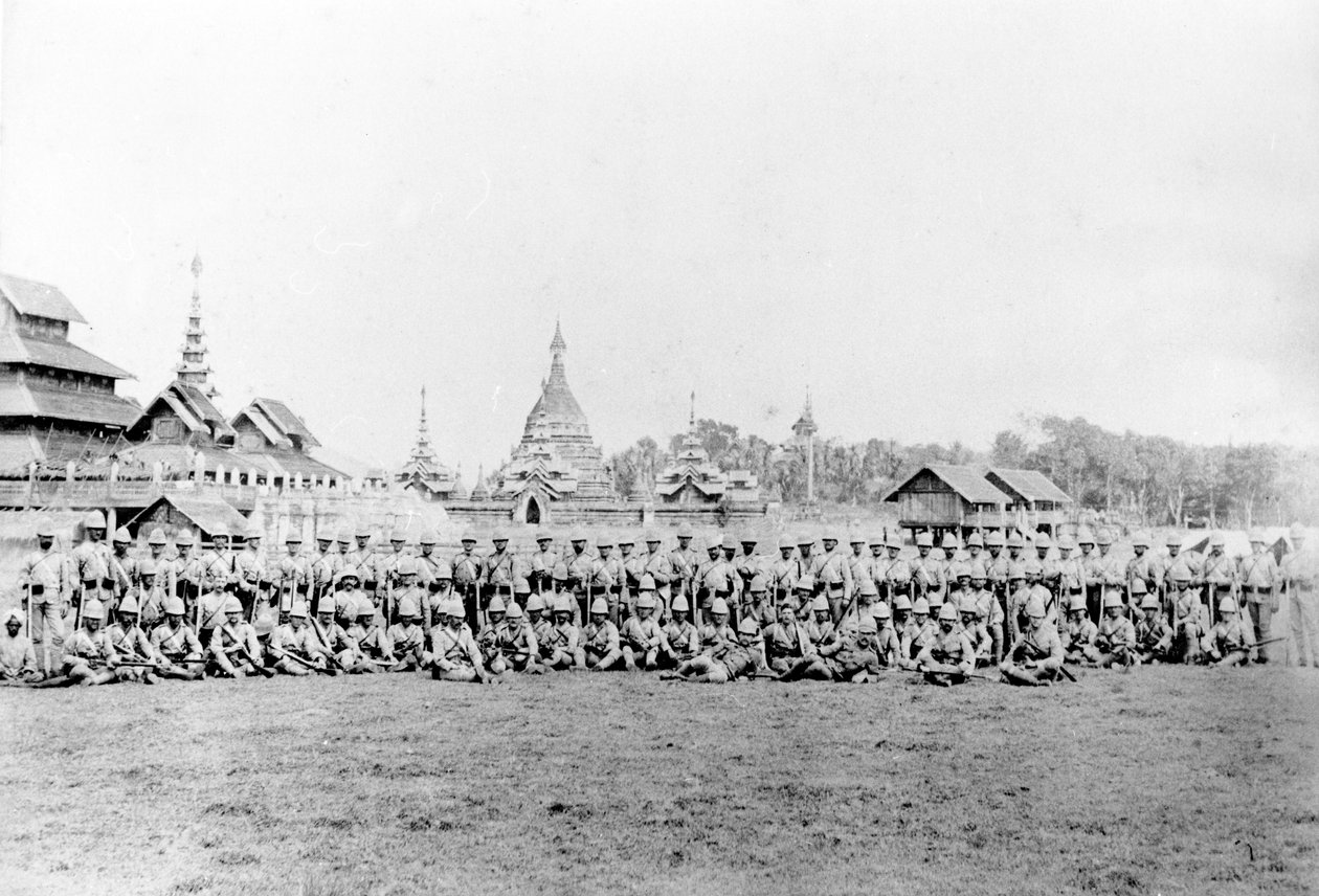 वुन्थो पैलेस और बौद्ध मठ के सामने ब्रिटिश रेजिमेंट, 1891 द्वारा अंग्रेजी फोटोग्राफर