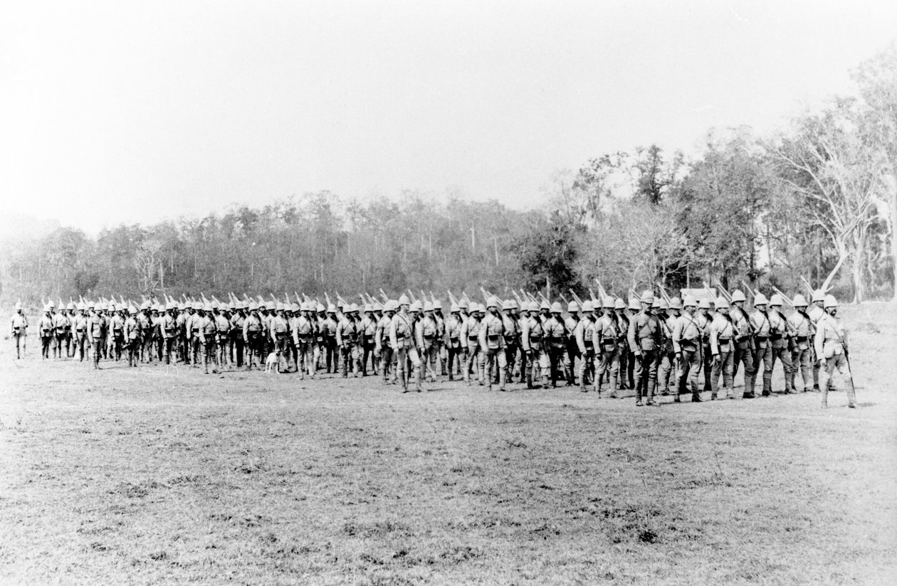 बर्मा में मार्च पर ब्रिटिश सैनिकों, c.1891 द्वारा अंग्रेजी फोटोग्राफर