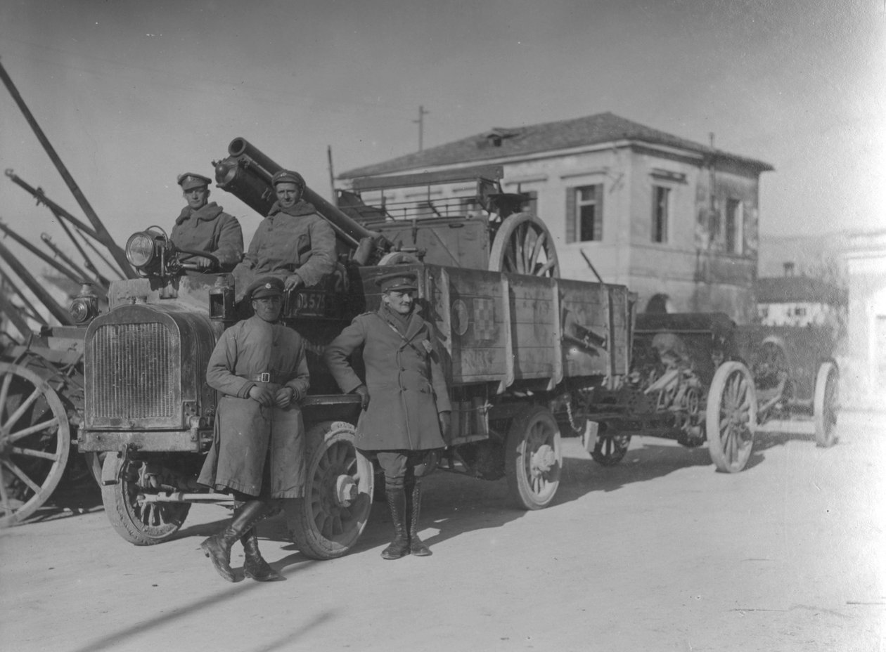 WWI के दौरान इटली के ब्रिटिश सैनिक फील्ड गन का परिवहन करते हैं द्वारा अंग्रेजी फोटोग्राफर