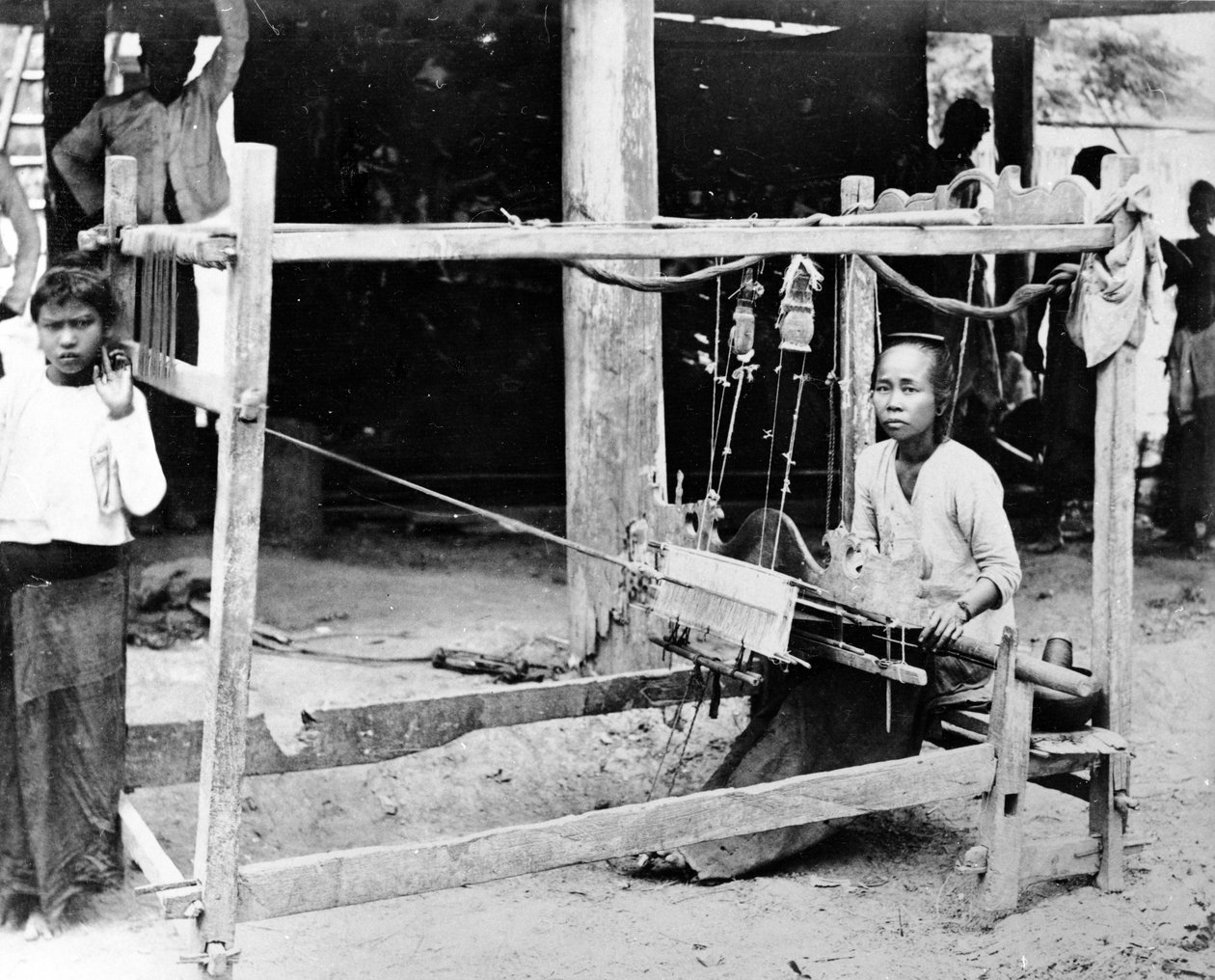 बर्मी महिला एक करघा पर बैठी, c.1870-90 द्वारा अंग्रेजी फोटोग्राफर
