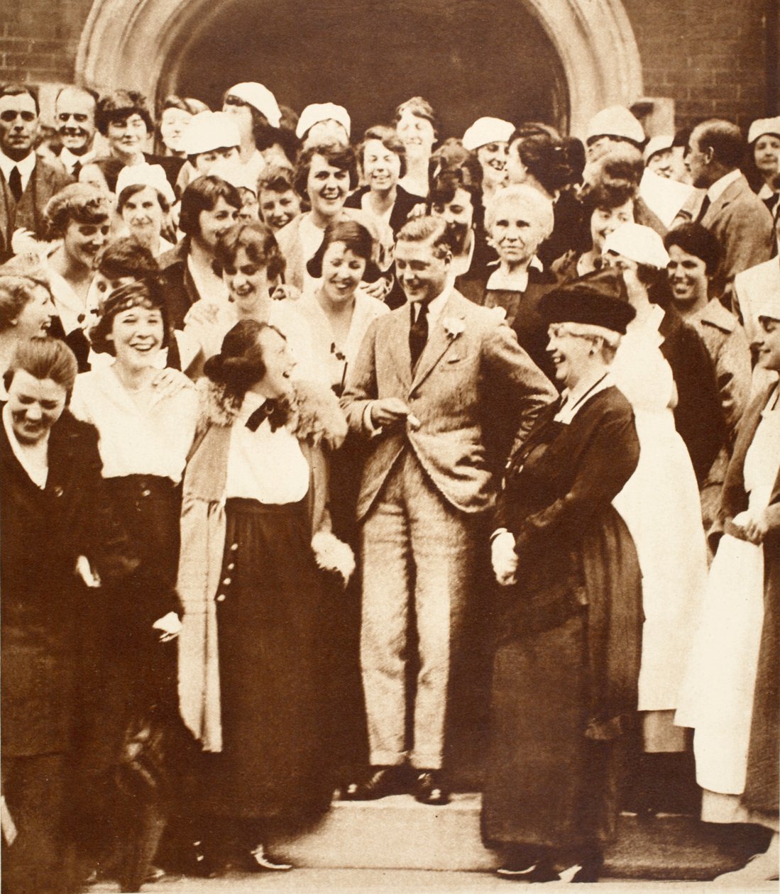 ओंटारियो कृषि महाविद्यालय, 1919 में कनाडाई महिलाओं ने किंग एडवर्ड VIII को एक मजाक बताया द्वारा अंग्रेजी फोटोग्राफर