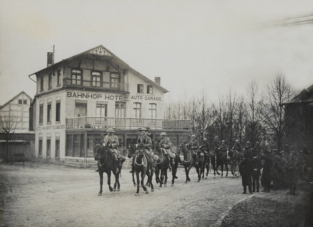 कैवलरी रेलवे स्टेशन होटल से गुजरती हुई, 1918 द्वारा अंग्रेजी फोटोग्राफर