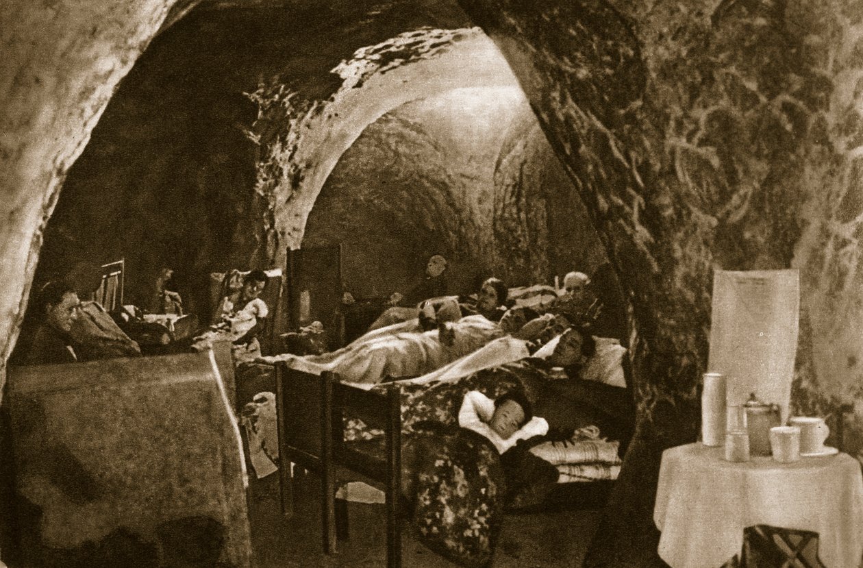 अंग्रेजी तट पर गुफा-वास 1940 में एयर-राइड शेल्टर के रूप में इस्तेमाल किया गया द्वारा अंग्रेजी फोटोग्राफर