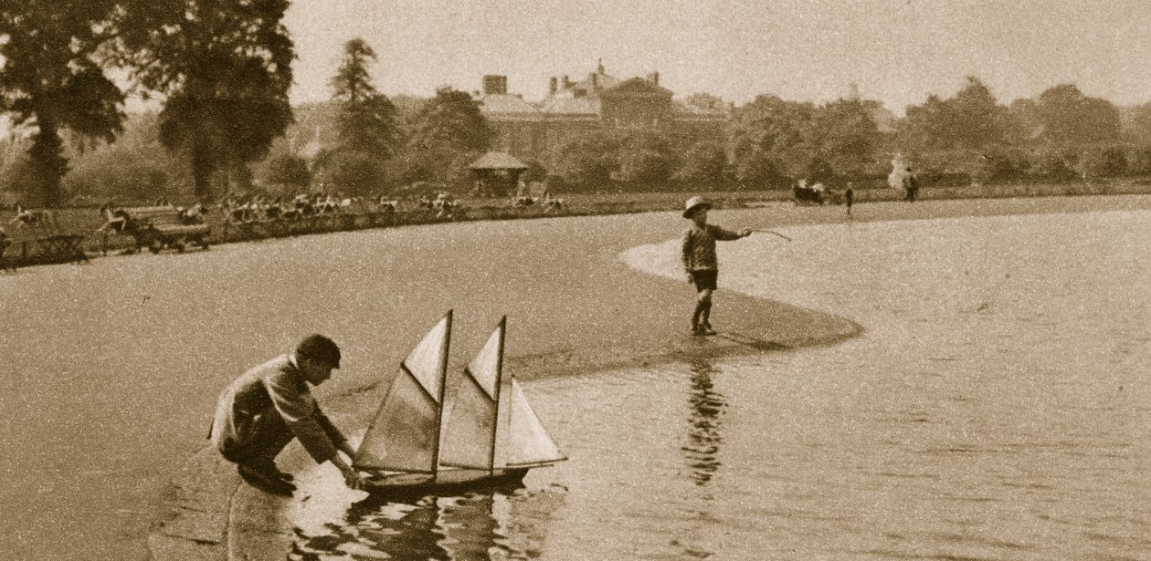 राउंड पॉन्ड, केंसिंग्टन गार्डन, 1926 (सीपिया फोटो) पर मॉडल रेसिंग करते बच्चे द्वारा अंग्रेजी फोटोग्राफर