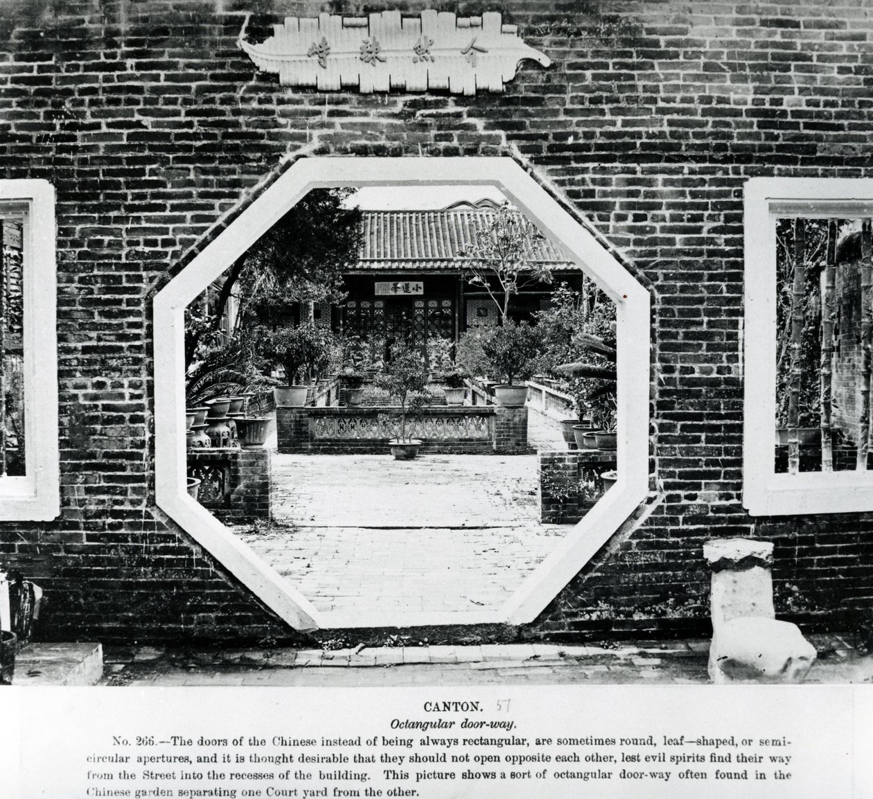 चीनी अष्टांगिक द्वार-मार्ग, c.1870 द्वारा अंग्रेजी फोटोग्राफर